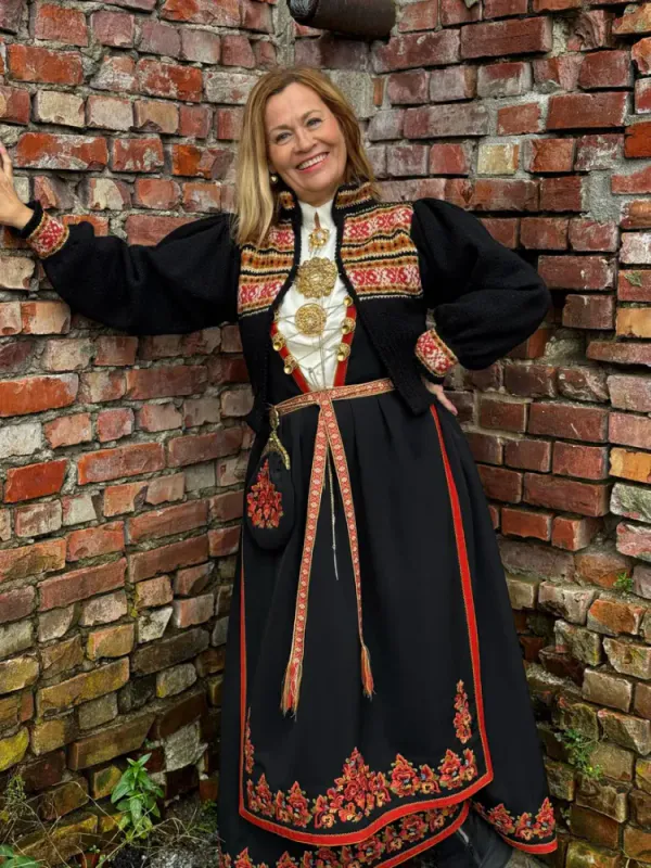 Oddny-jakke tilpasset Vest-Telemarkbunaden | Strikkepakke