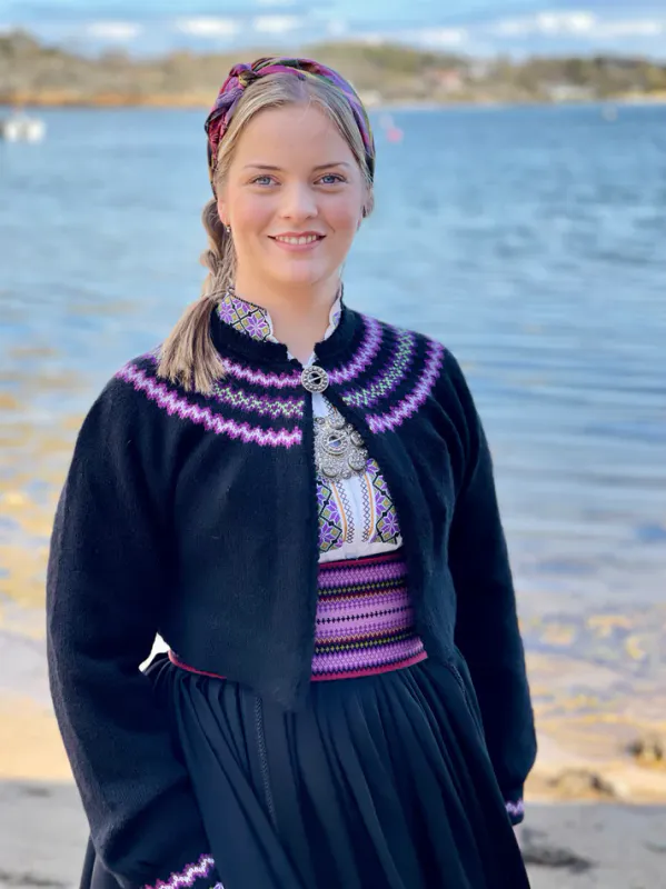 Hinda tilp. beltestakk fra Telemark (lillafarger) | Strikkepakke