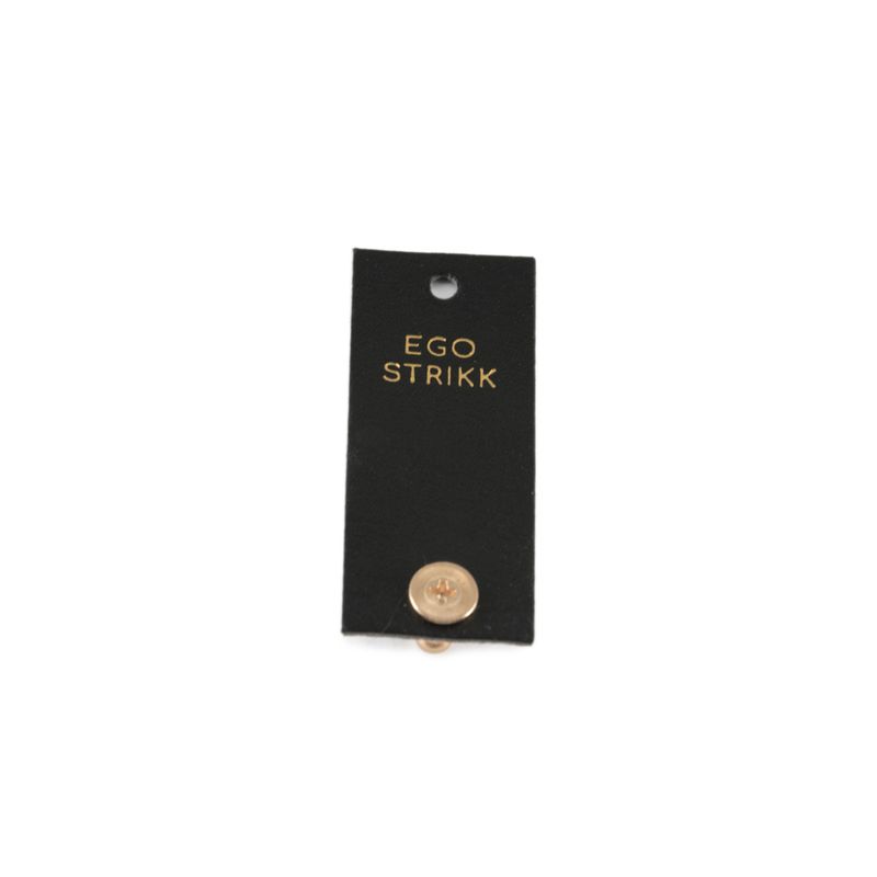 Egostrikk -merke i imitert skinn med knapp