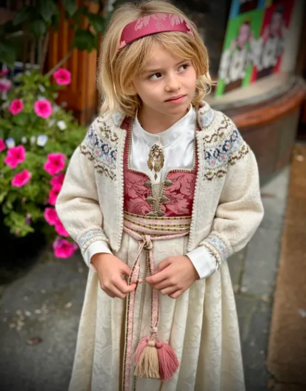 Iben barnejakke tilpasset bunad og drakt | Strikkepakke