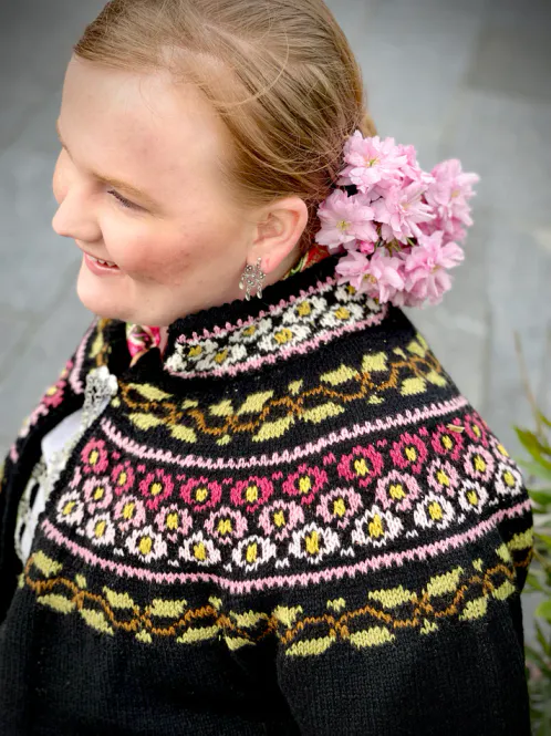 Hovedbilde Maren-jakke (sort) tilpasset bunad med blomsterbroderier | Strikkepakke