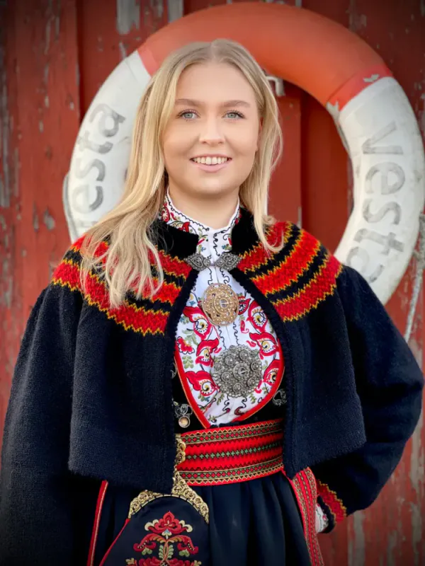 Stina-jakke tilpasset Øst-Telemarkbunaden | Strikkepakke