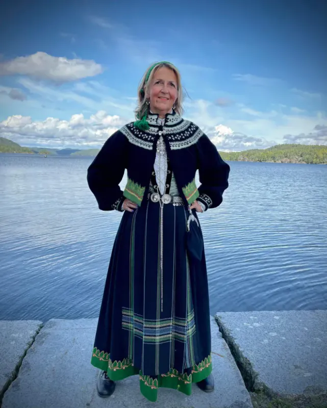 Ann-jakke tilpasset Sognebunaden | Strikkepakke