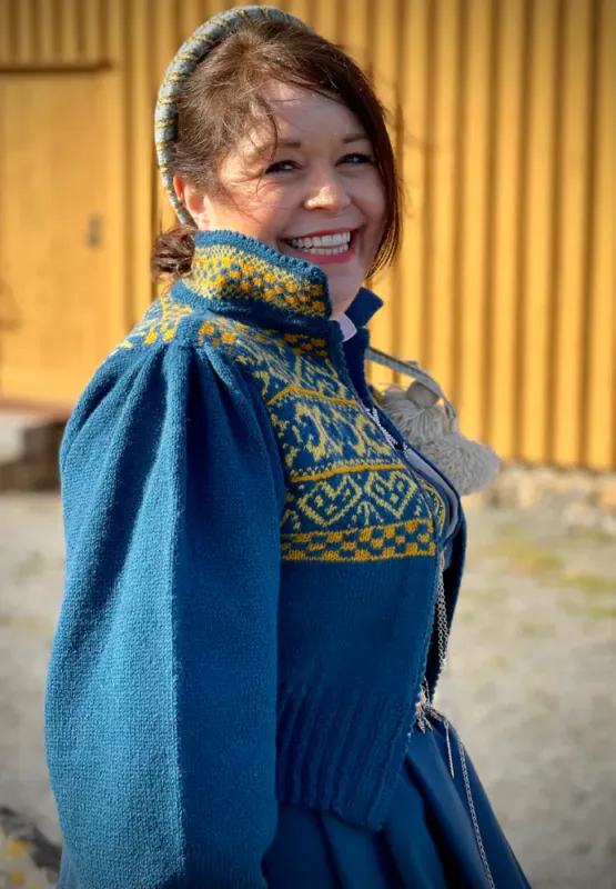 Tone-jakke tilpasset Romeriksbunaden | Strikkepakke