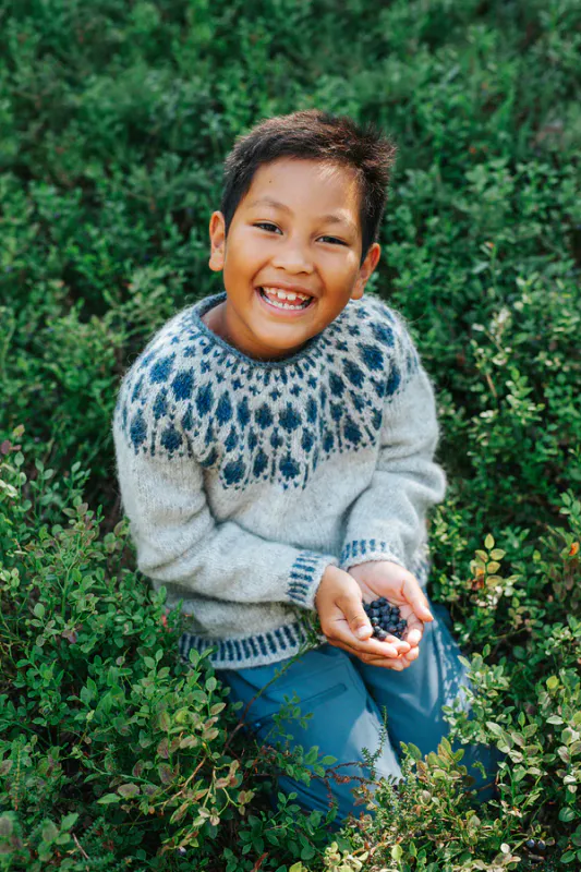 Blåbærgenser Junior av Sisu Knitwear | Strikkepakke