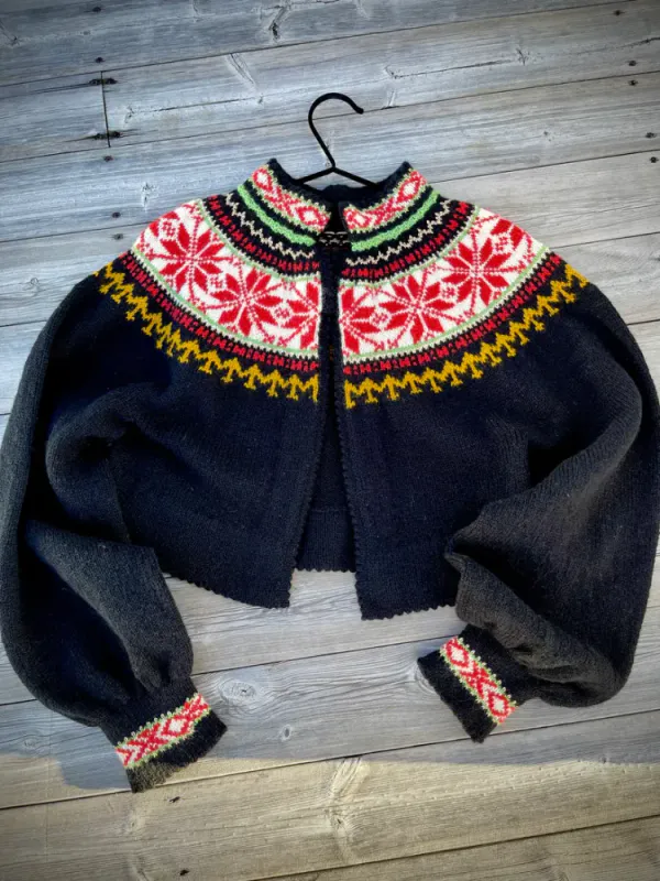 Trine Lise-jakke tilpasset Sunnfjordbunaden(sort) | Strikkepakke