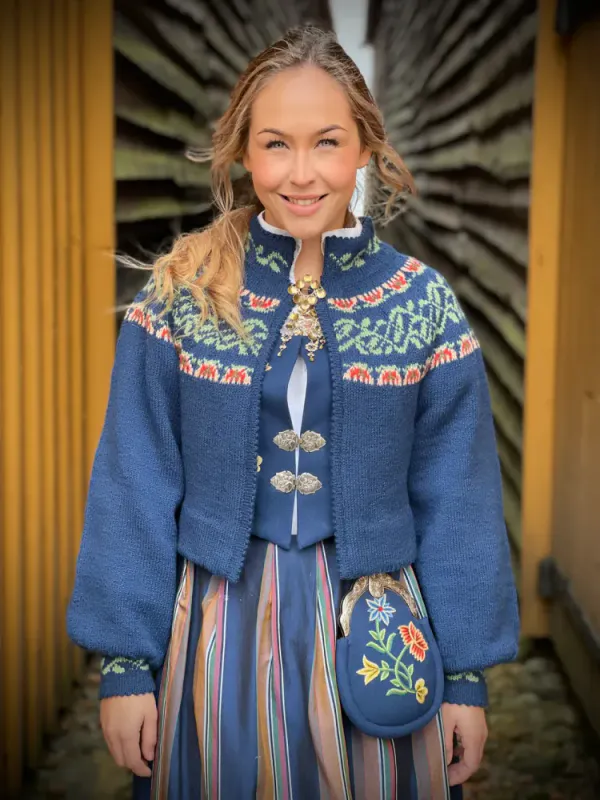 Lisa-jakke tilpasset Nordlandsbunaden (blå) | Strikkepakke