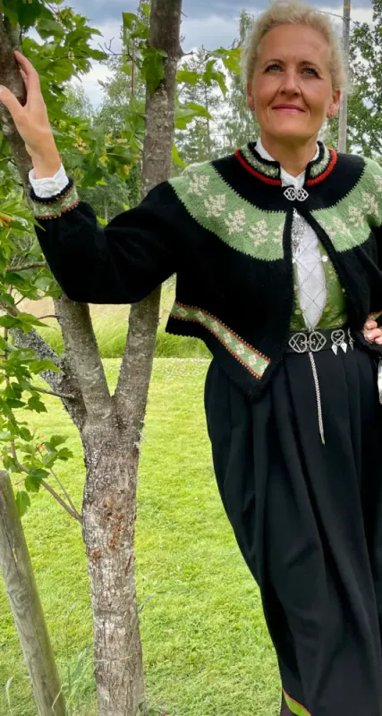 Elisabeth-jakke tilpasset Østfoldbunaden | Strikkepakke