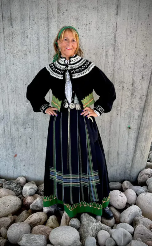 Ann-jakke tilpasset Sognebunaden | Strikkepakke