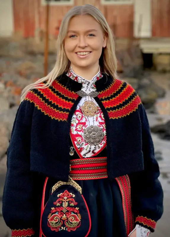 Stina-jakke tilpasset Øst-Telemarkbunaden | Strikkepakke