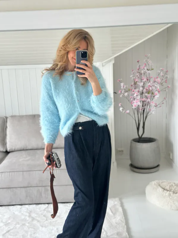 Fuzzy Cardigan i Basta av Tove Lindtein | Strikkepakke