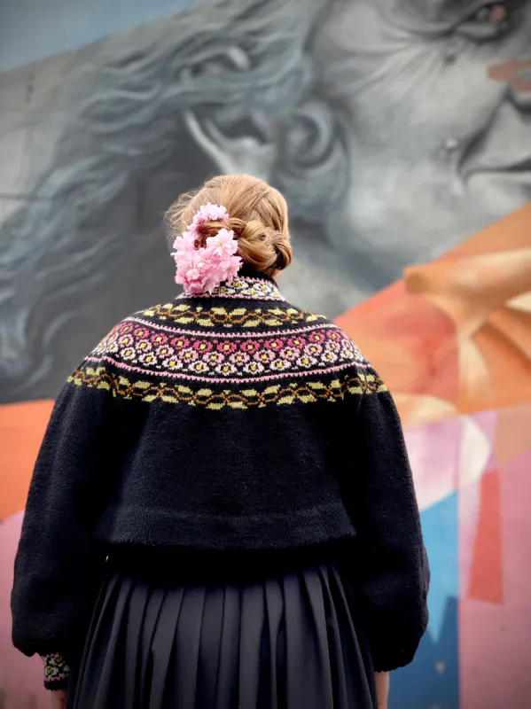 Maren-jakke (sort) tilpasset bunad med blomsterbroderier | Strikkepakke