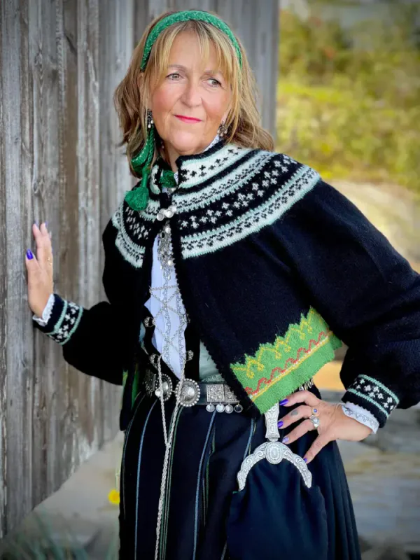 Ann-jakke tilpasset Sognebunaden | Strikkepakke