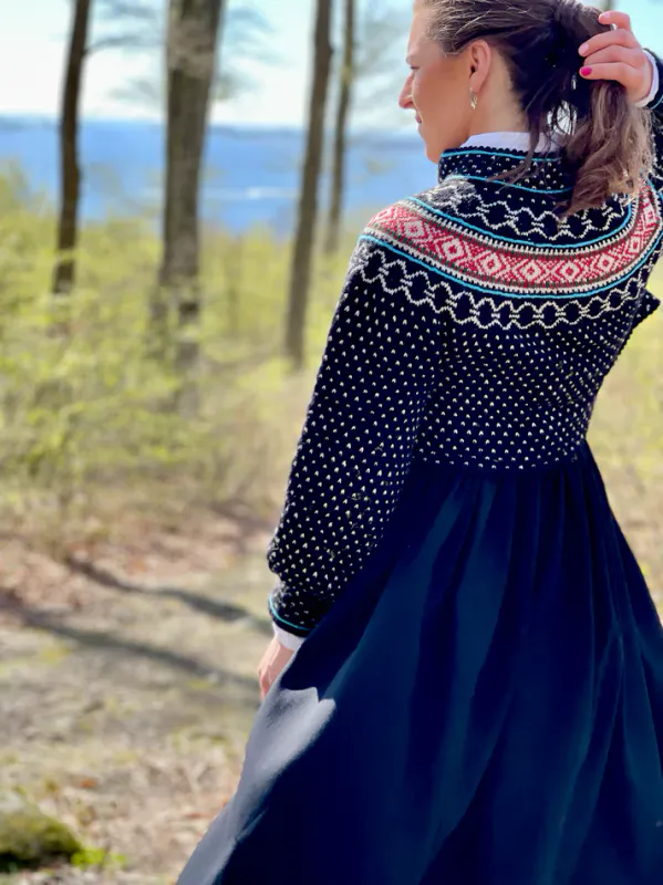Cecilie-jakke tilpasset Vest-Agderbunad | Strikkepakke