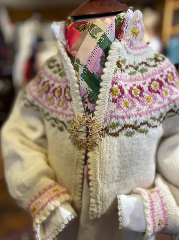 Iben barnejakke tilpasset bunad og drakt | Strikkepakke