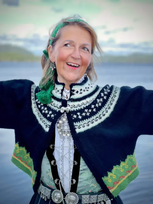 Ann-jakke tilpasset Sognebunaden | Strikkepakke