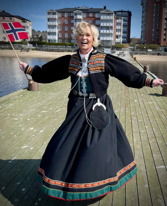 Heidi-jakke tilpasset Vestfoldbunadene 1956/1932 (sort) | Strikkepakke