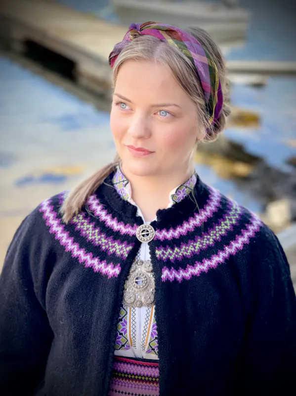 Hinda tilp. beltestakk fra Telemark (lillafarger) | Strikkepakke