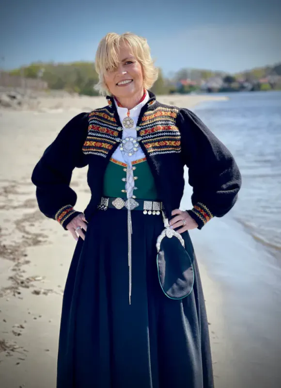 Heidi-jakke tilpasset Vestfoldbunadene 1956/1932 (sort) | Strikkepakke