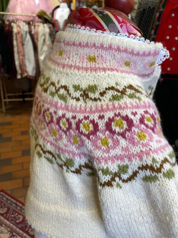 Iben barnejakke tilpasset bunad og drakt | Strikkepakke