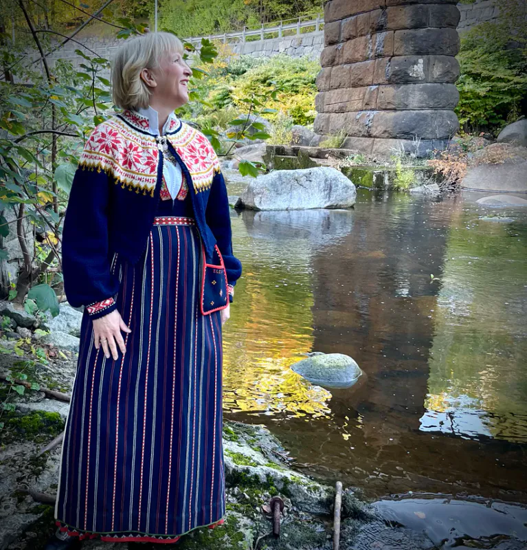 Trine Lise-jakke tilpasset Sunnfjordbunaden(blå) | Strikkepakke