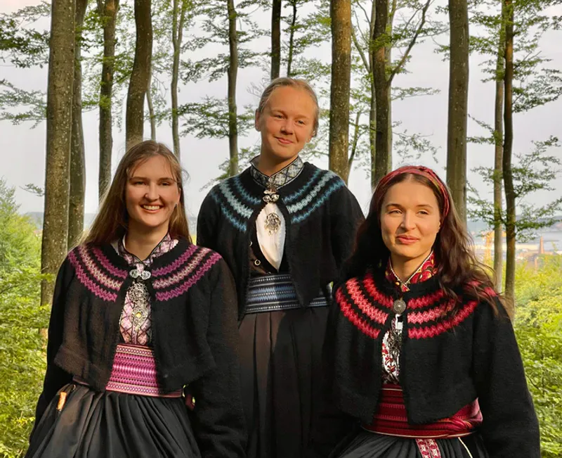 Hinda tilp. beltestakk fra Telemark (blåfarger) | Strikkepakke