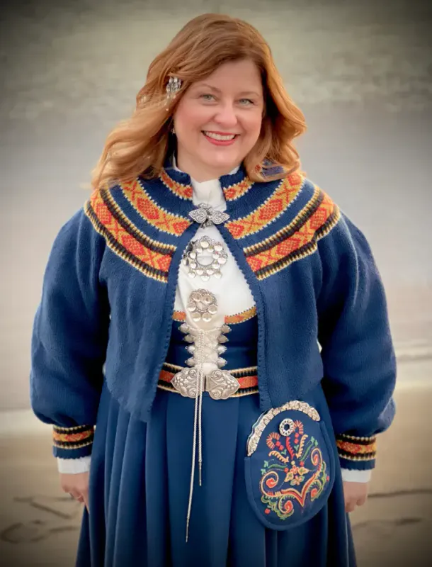 Hilde-jakken tilpasset Vestfoldbunaden 1932-modell (blå) | Strikkepakke