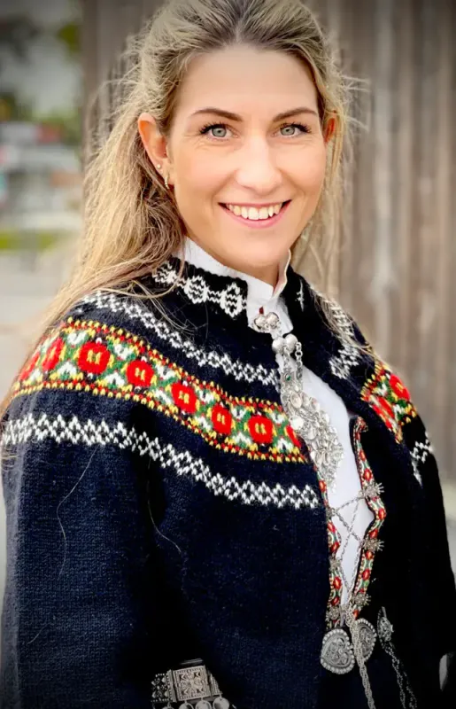 Helene-jakke tilpasset Nordfjorbunad, nord i Sogn & Fjordane | Strikkepakke