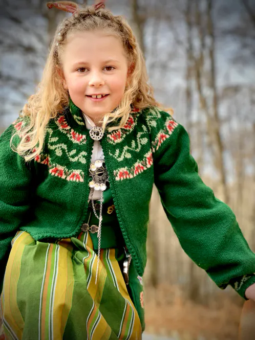 Hovedbilde Ada barnejakke til Nordlandsbunad (grønn) | Strikkepakke