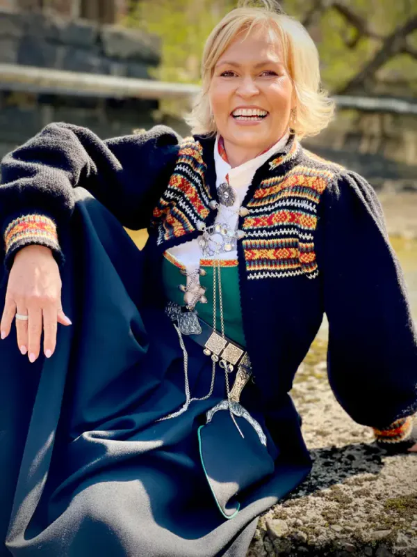 Heidi-jakke tilpasset Vestfoldbunadene 1956/1932 (sort) | Strikkepakke