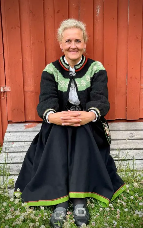 Elisabeth-jakke tilpasset Østfoldbunaden | Strikkepakke